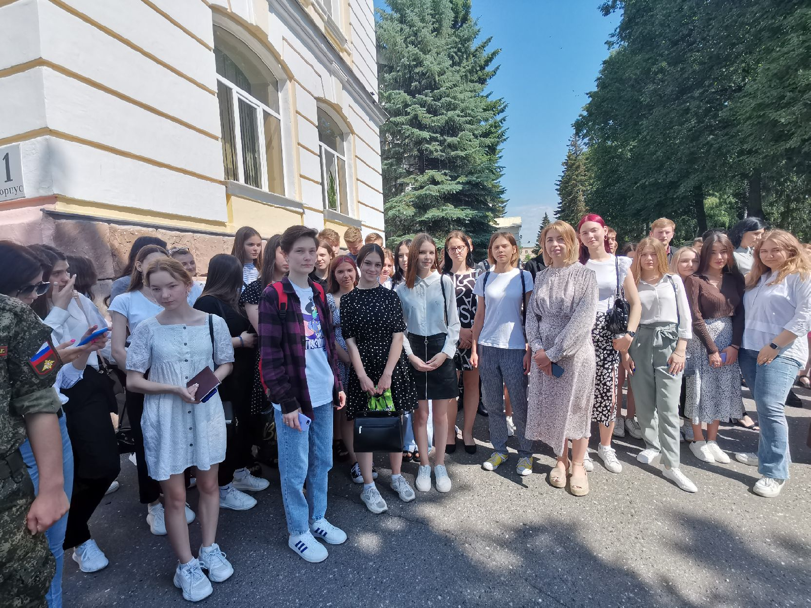 Сотрудники и студенты МК ПГУ почтили память героев у мемориала ПГУ «Они сражались за родину»