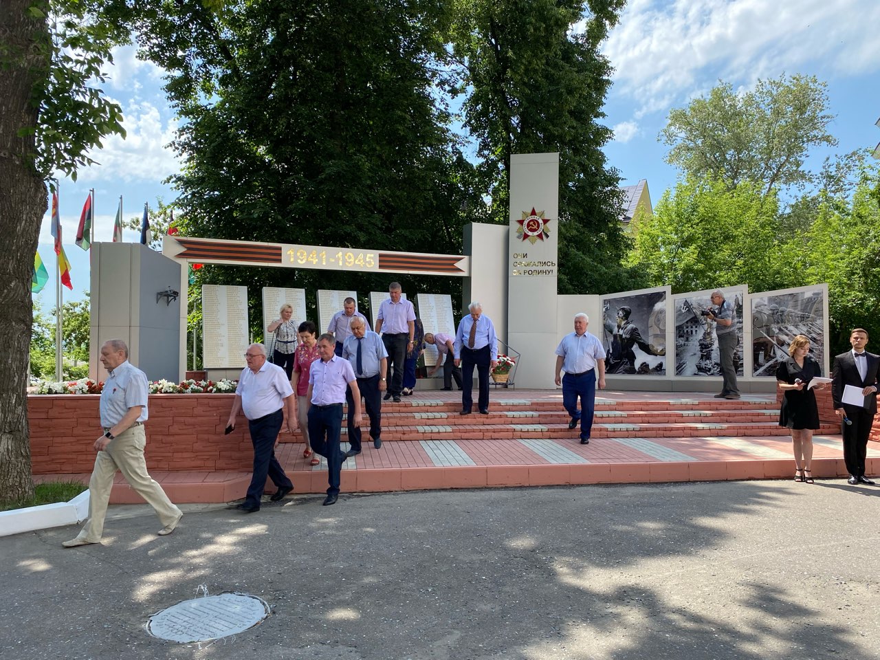 Сотрудники и студенты МК ПГУ почтили память героев у мемориала ПГУ «Они сражались за родину»